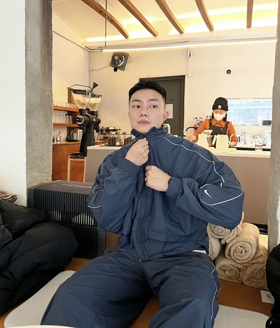 Nike Sportswear Solo Swoosh Woven Tracksuit · A3011 — תמונה 8