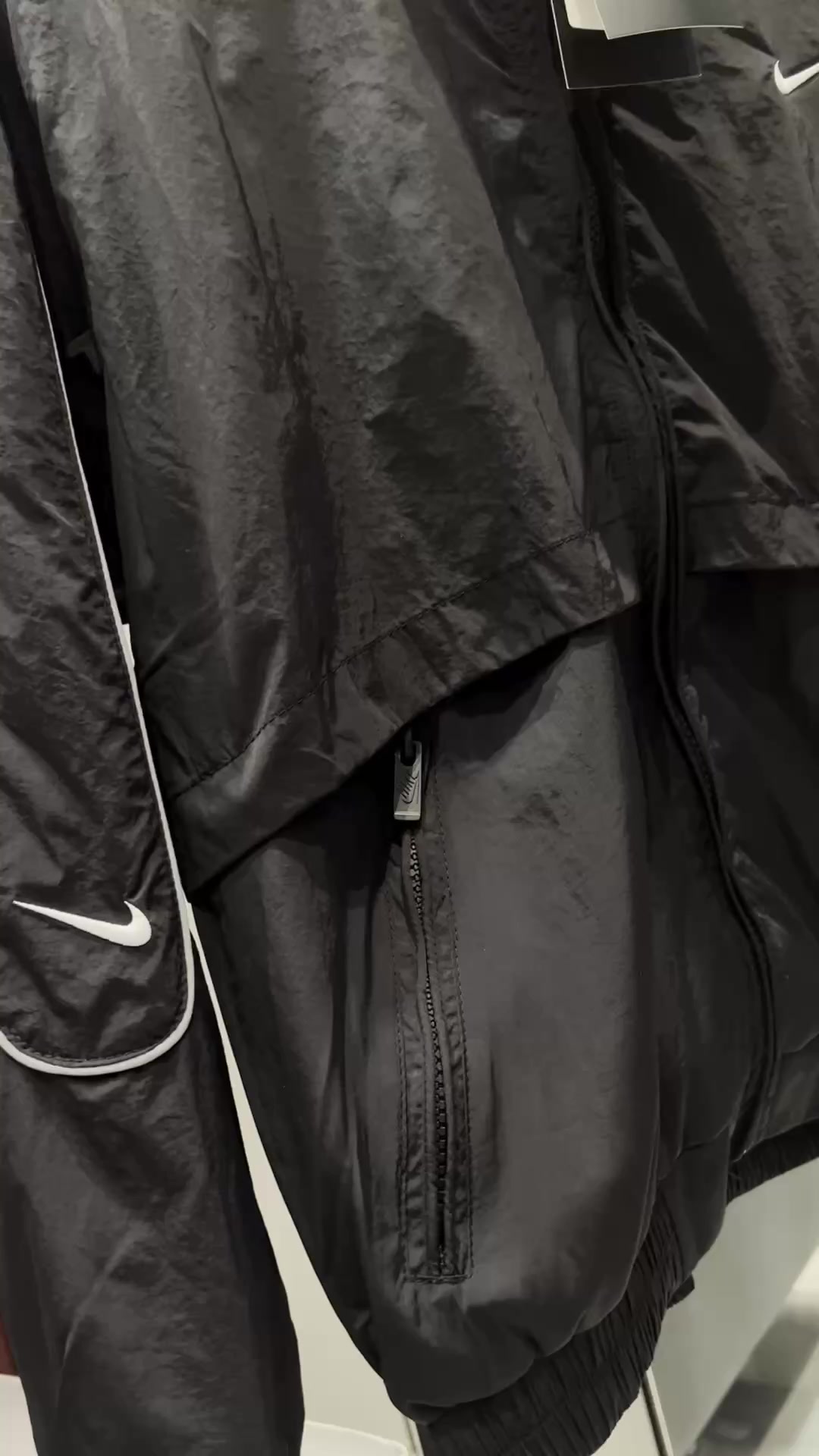 Nike Sportswear Solo Swoosh Woven Tracksuit · A3011 — תמונה 2