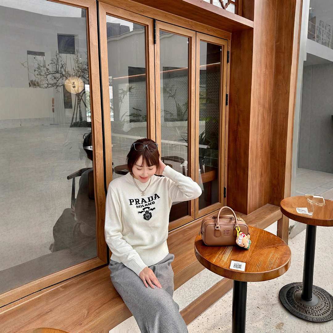 Prada Logo Crew-neck Sweater · A2709 — תמונה 7