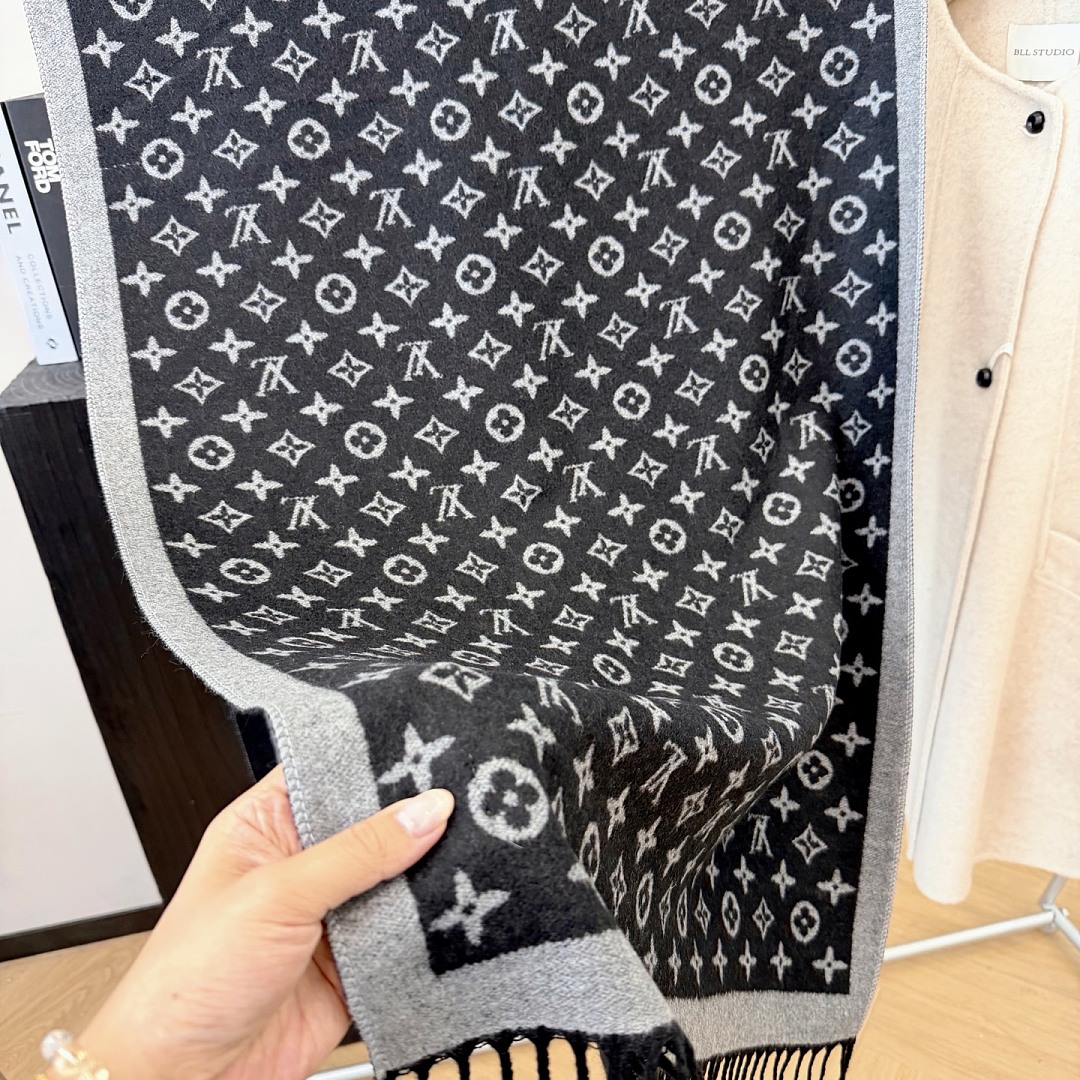 Louis Vuitton Monogram Classic Scarf · ZT13917 — תמונה 7