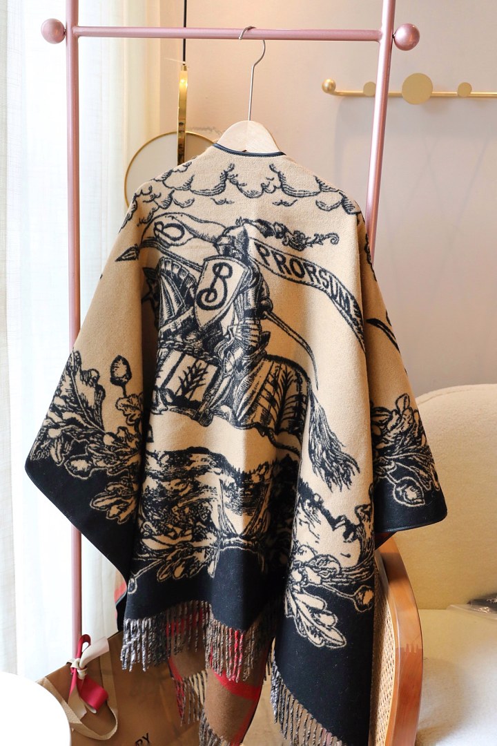 Burberry Gallant Knight Wool Cape · ZT13934 — תמונה 8