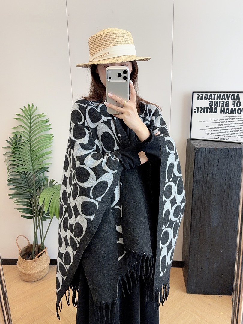 Coach Signature Oversized Muffler · ZT13936 — תמונה 4