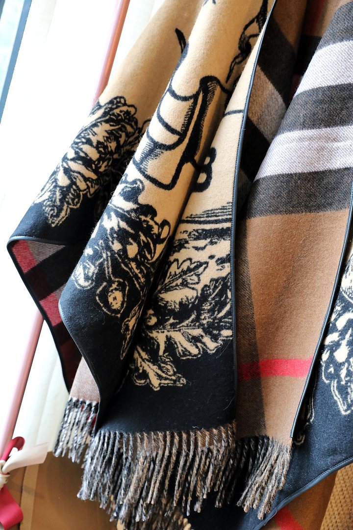 Burberry Gallant Knight Wool Cape · ZT13934 — תמונה 4