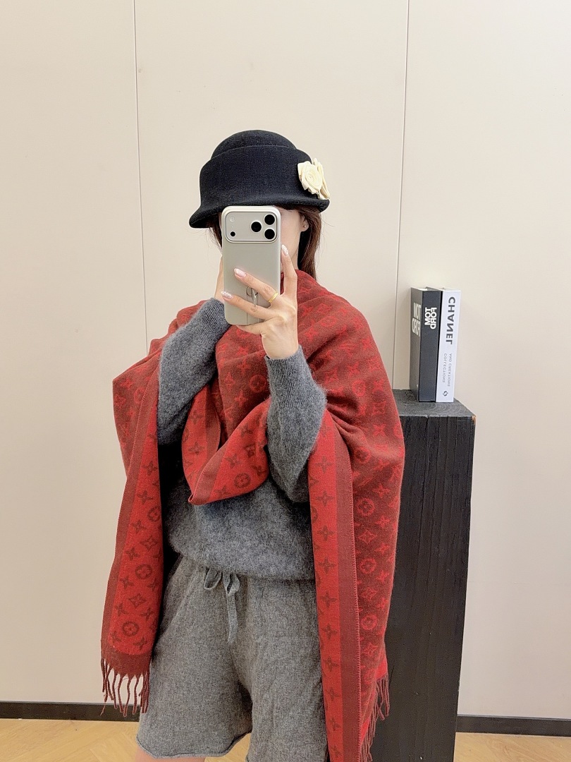 Louis Vuitton Monogram Classic Scarf · ZT13917