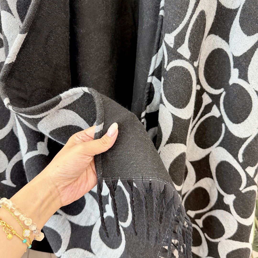 Coach Signature Oversized Muffler · ZT13936 — תמונה 9