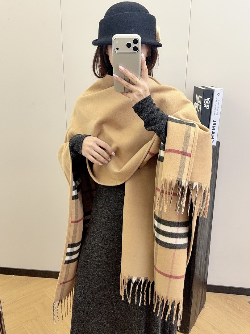 Burberry Contrast Check Cashmere Wool Cape · ZT13937 — תמונה 3