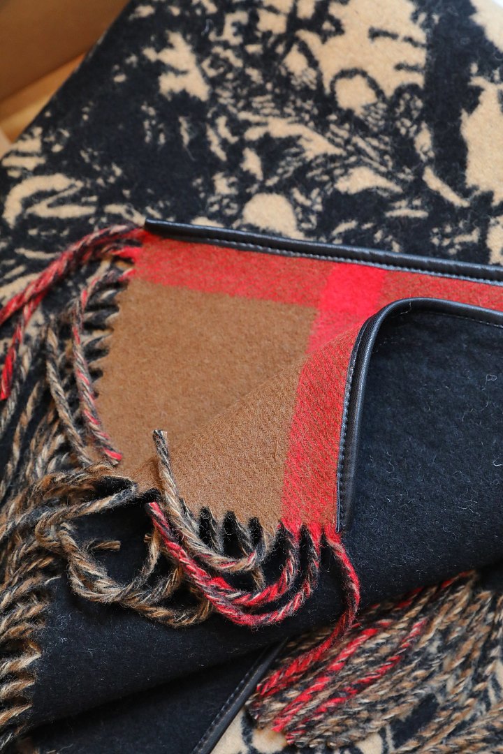 Burberry Gallant Knight Wool Cape · ZT13934 — תמונה 3