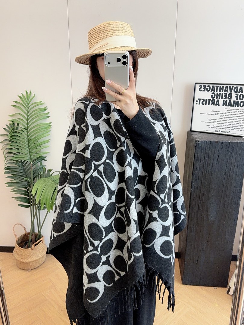Coach Signature Oversized Muffler · ZT13936 — תמונה 5