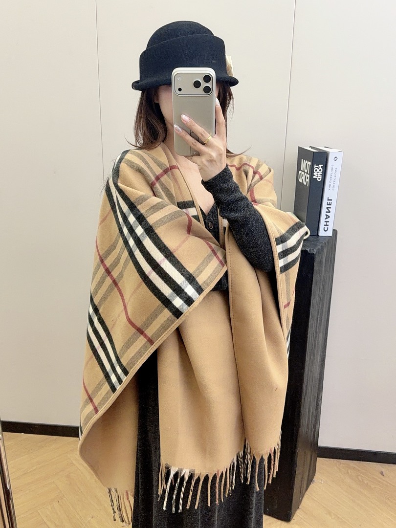 Burberry Contrast Check Cashmere Wool Cape · ZT13937 — תמונה 4