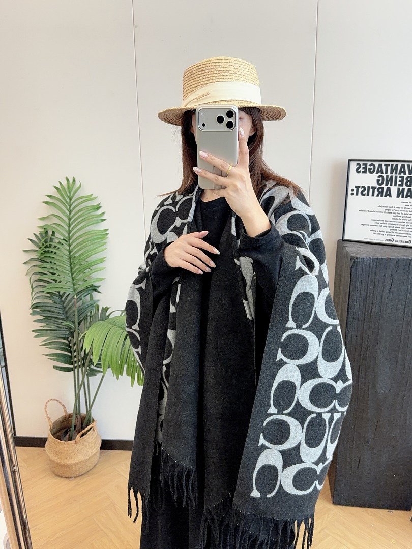 Coach Signature Oversized Muffler · ZT13936 — תמונה 7