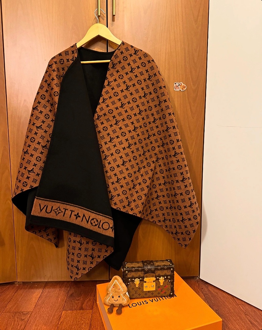 Louis Vuitton My Monogram Cape · ZT13938