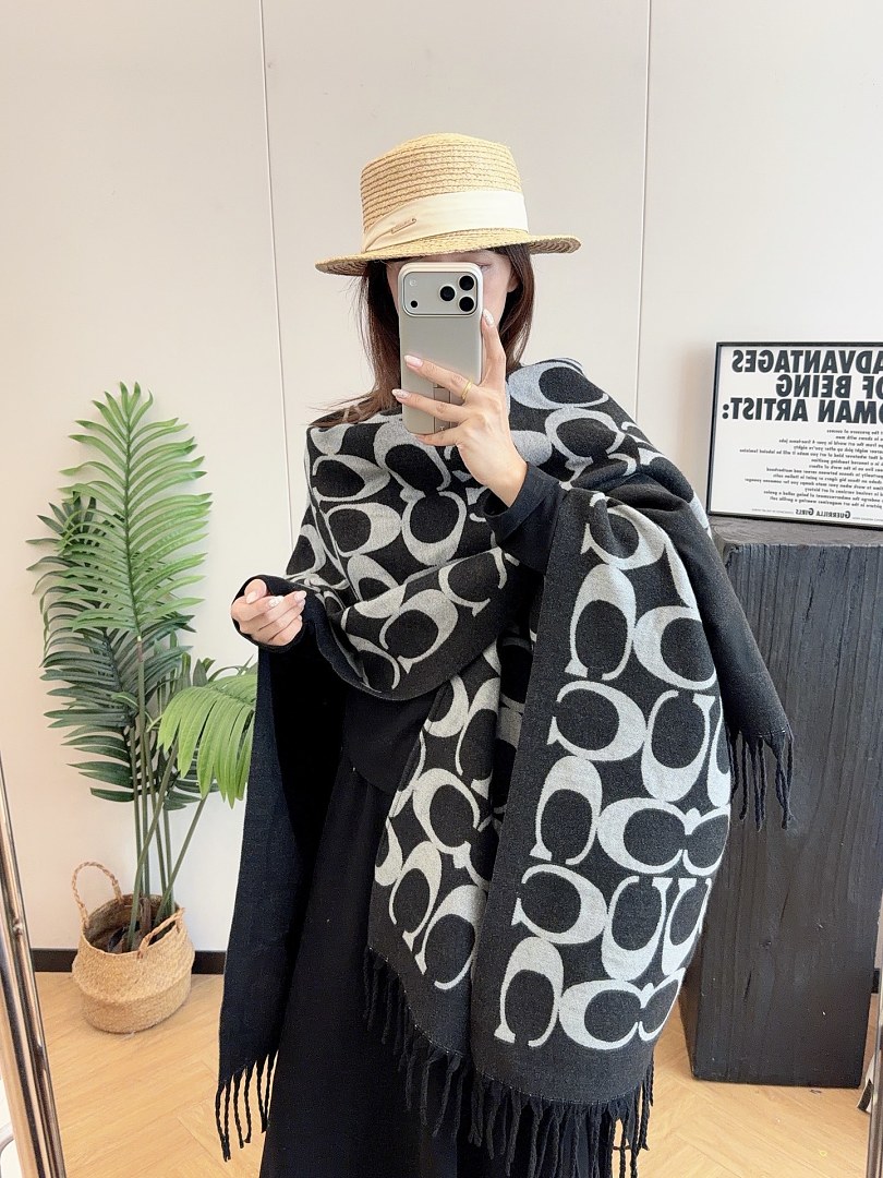 Coach Signature Oversized Muffler · ZT13936 — תמונה 6