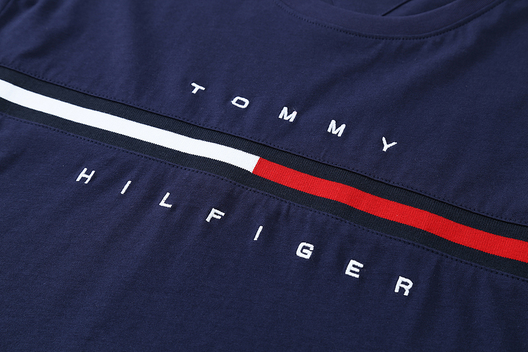 Tommy Hilfiger Embroidered Flag Stripe Logo T-Shirt · A2193 — תמונה 17