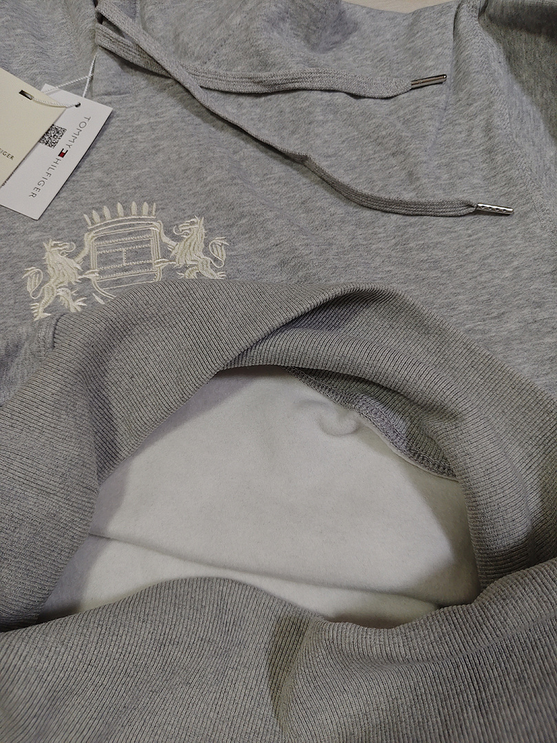 Tommy Hilfiger Badge Crest Logo Brushed-Back Hoodie · A3411 — תמונה 2
