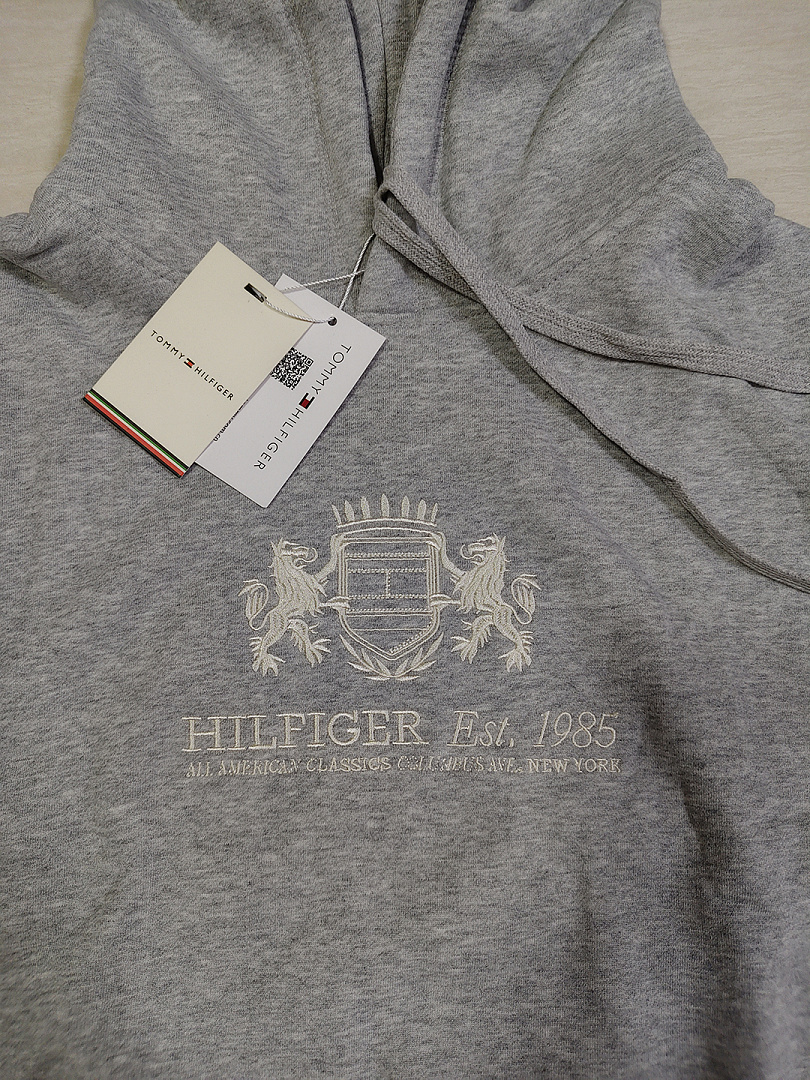 Tommy Hilfiger Badge Crest Logo Brushed-Back Hoodie · A3411 — תמונה 3