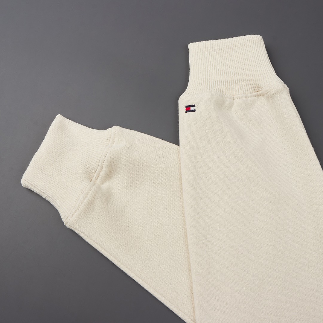 Tommy Hilfiger Logo Embroidery Terry Quarter-Zip Jumper · A3454 — תמונה 3