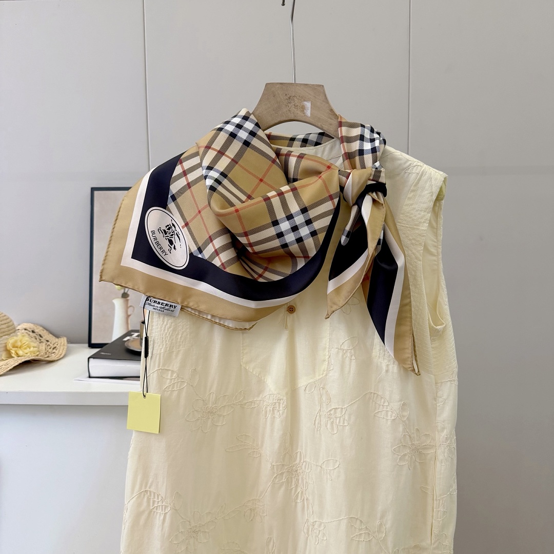 Burberry Check Knight Stamp Silk Scarf · A3310 — תמונה 9