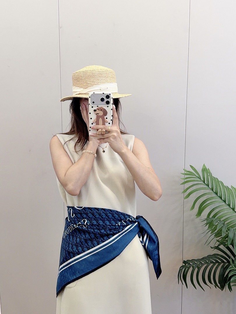 Dior Painted Roses 90 Square Scarf · A3275 — תמונה 4
