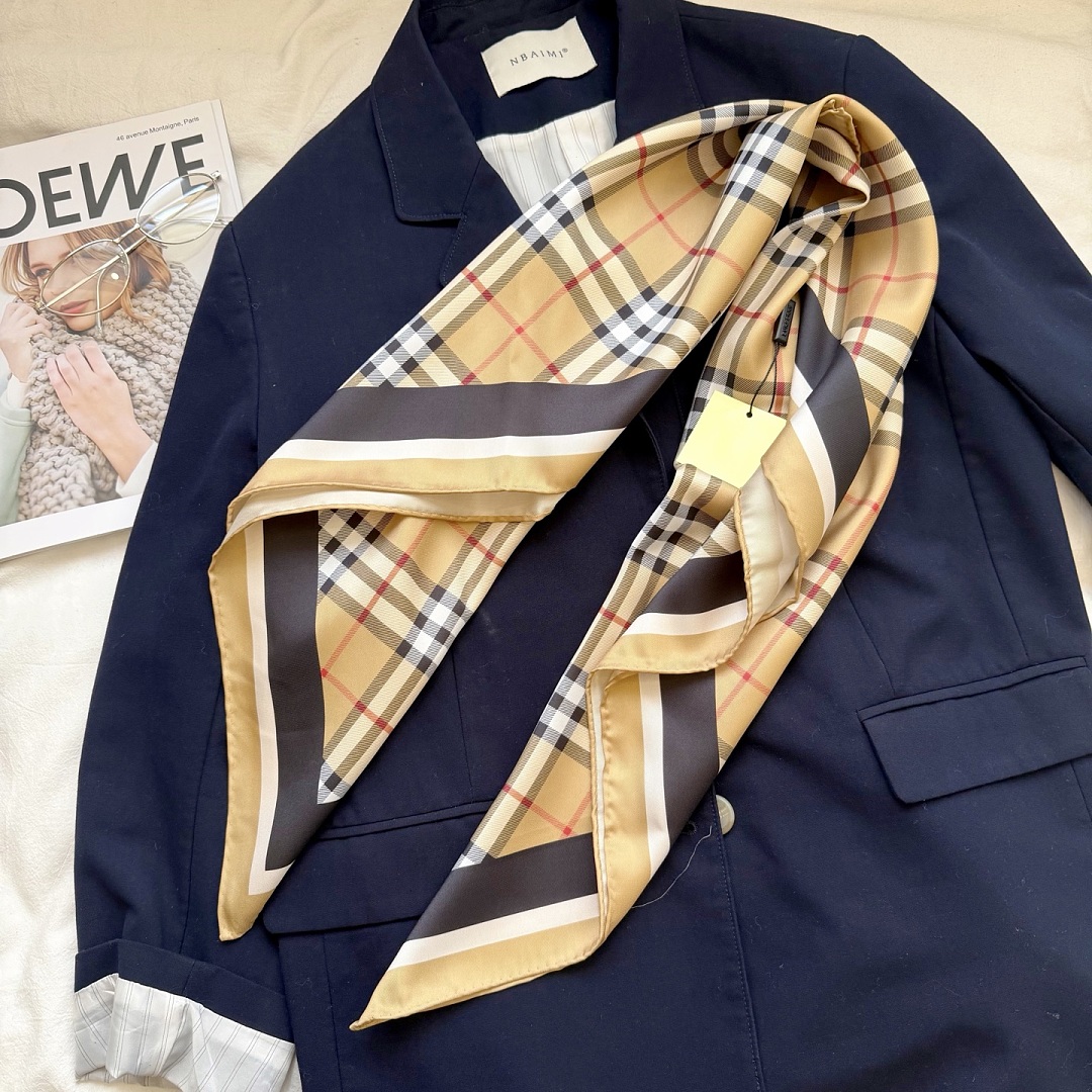 Burberry Check Knight Stamp Silk Scarf · A3310 — תמונה 5