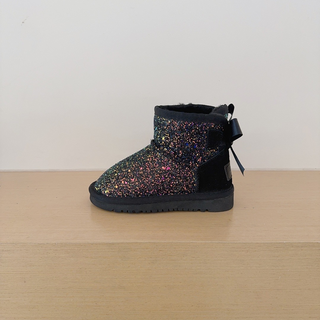 UGG Mini Bailey Bow Glisten · 5691 — תמונה 18
