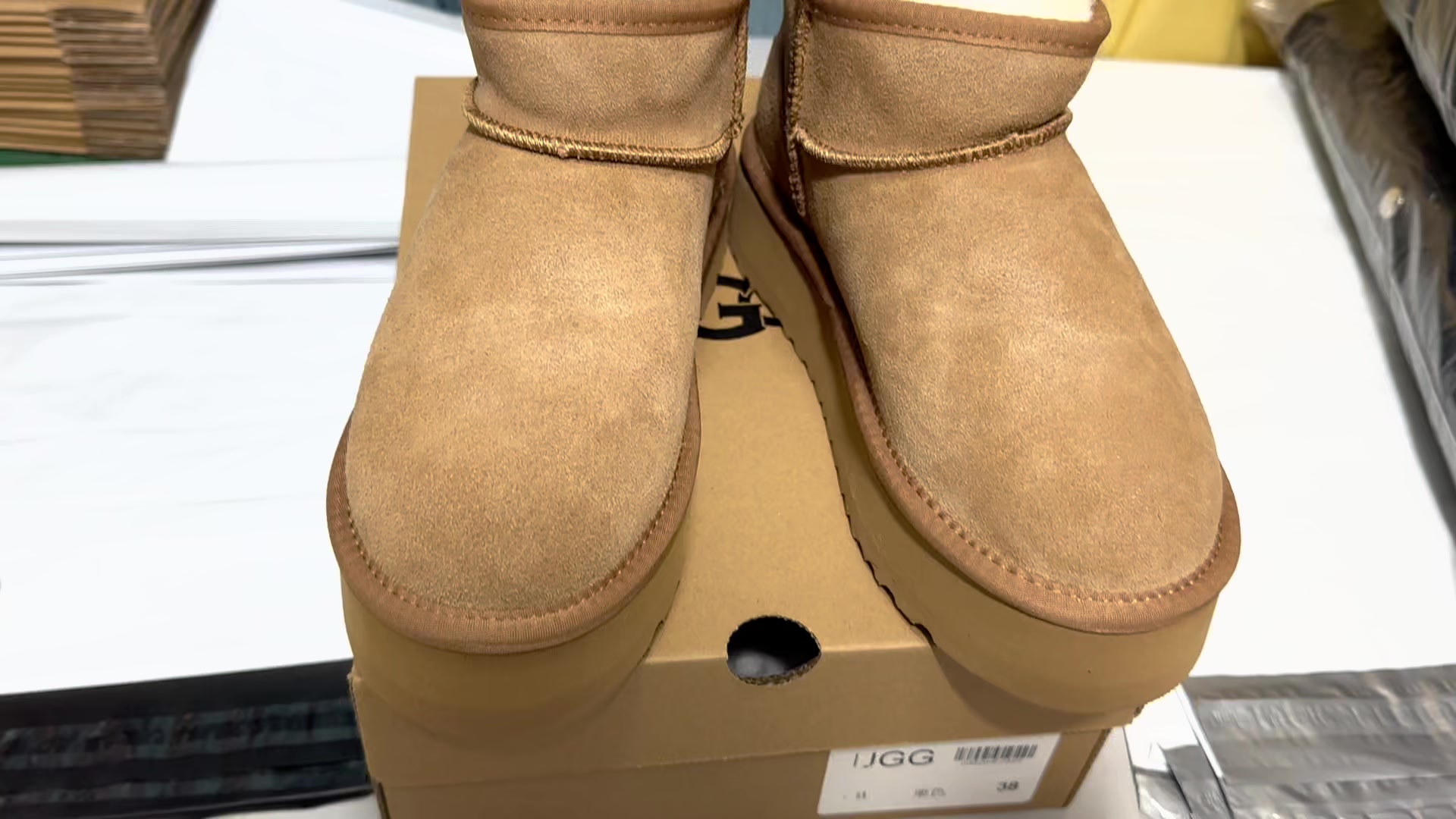 UGG Classic Ultra Mini Platform · 5701 — תמונה 2