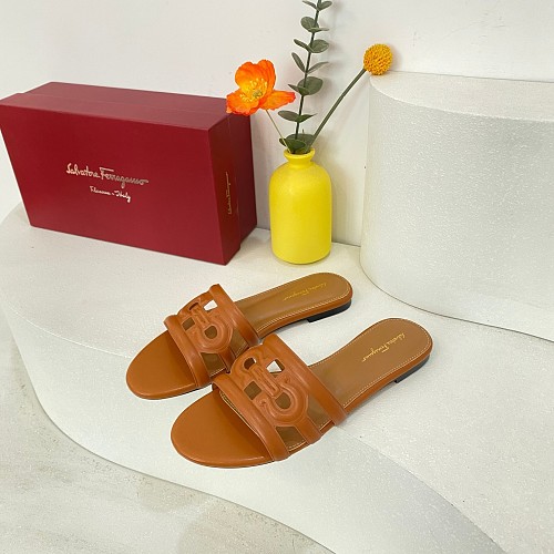 Ferragamo 68$    11256-T