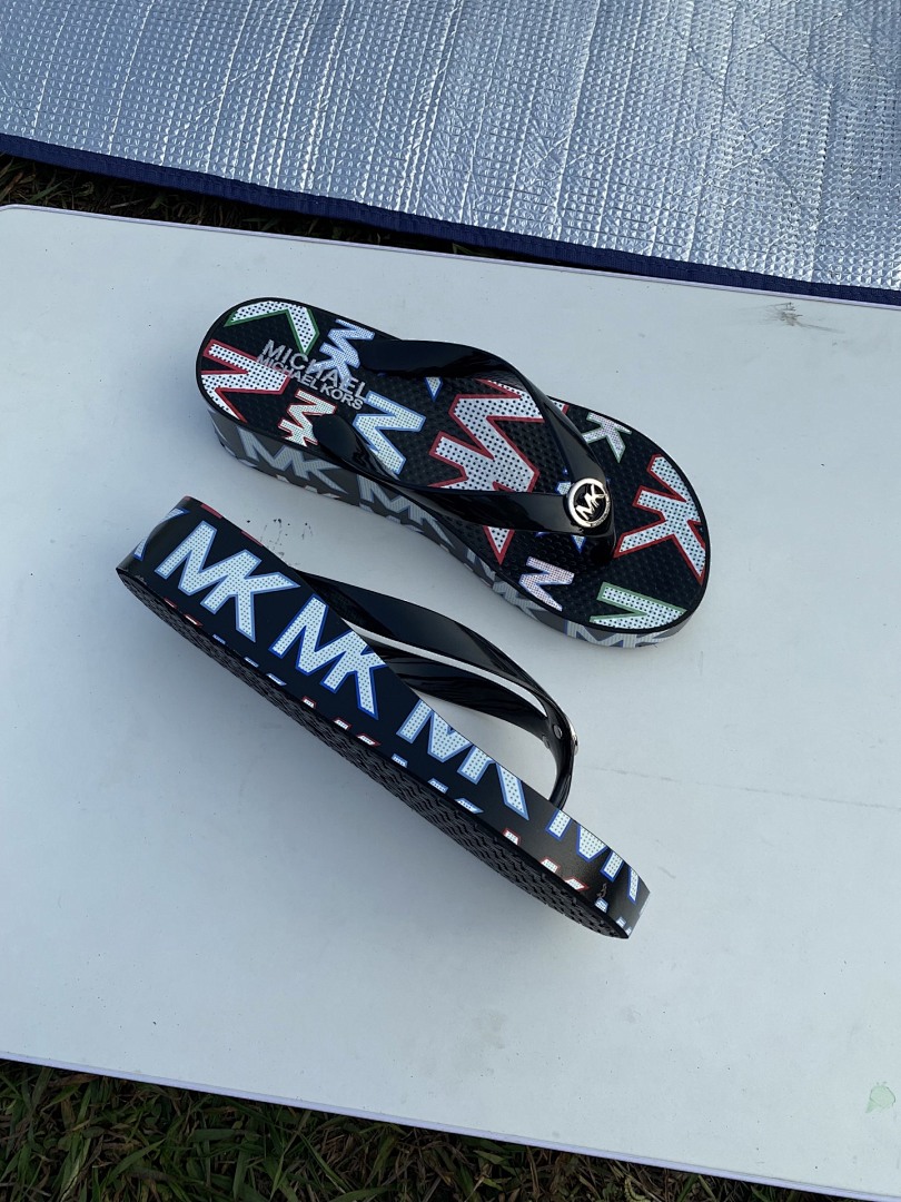 Michael Kors Signature Logo Flip Flops · SOSO — תמונה 8