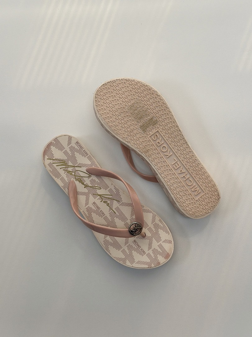 Michael Kors Bedford Signature Logo Flip Flop · F21D — תמונה 9
