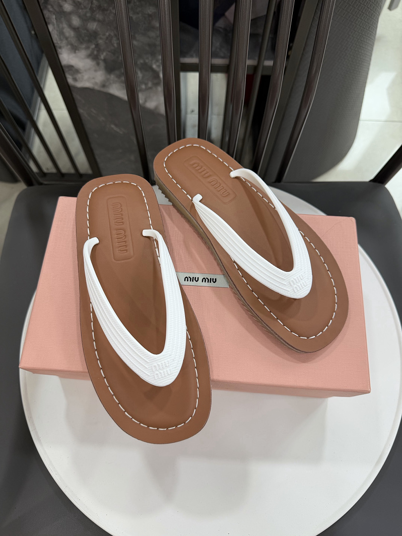 Miu Miu Logo Flat Thong Sandals · JX53 — תמונה 10