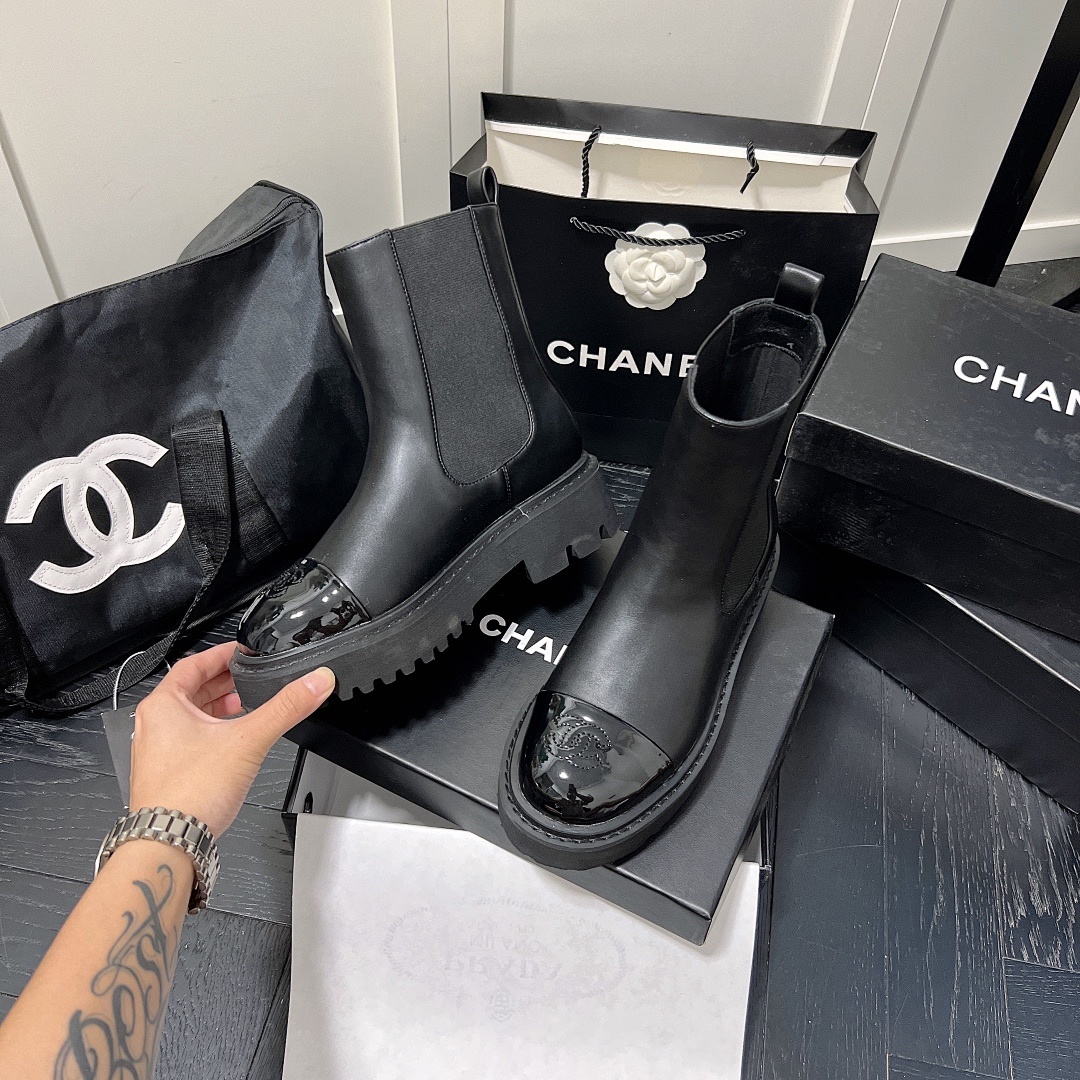 Chanel Interlocking CC Logo Chelsea Boots · 65Y9 — תמונה 3