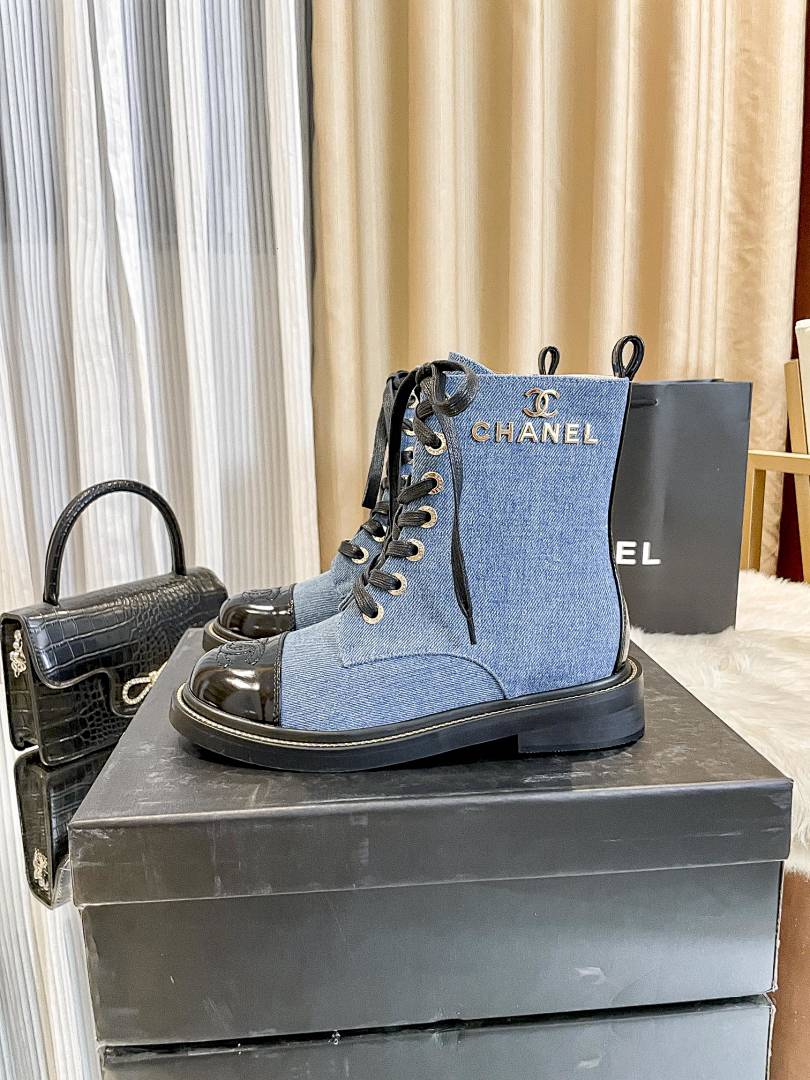 Chanel Quilted Lace Up Combat Boots · Y109C — תמונה 8