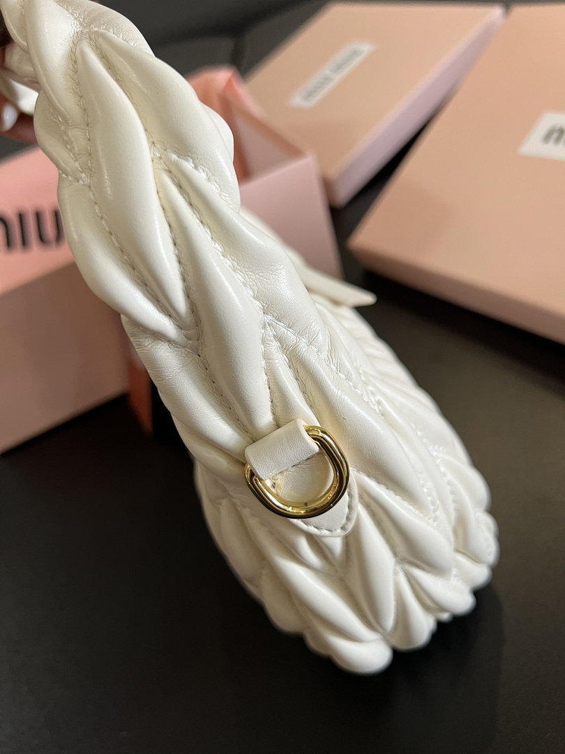 Miu Miu Wander Matelassé Hobo Bag · Y156M — תמונה 5