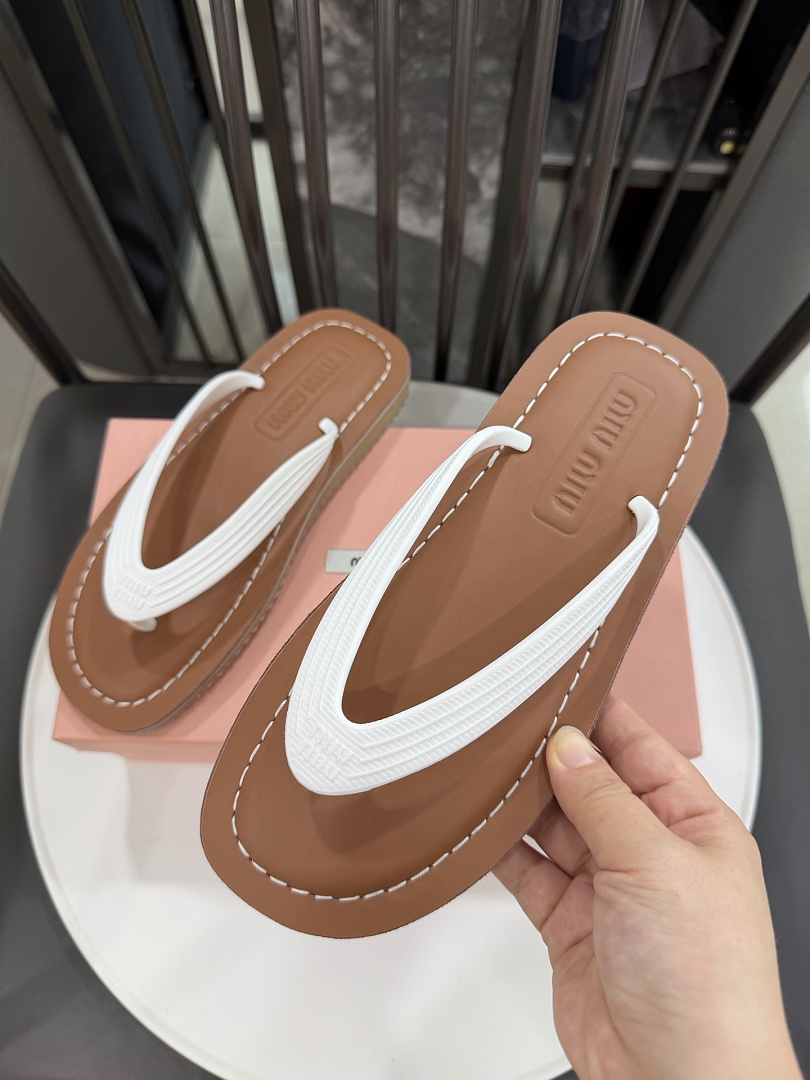 Miu Miu Logo Flat Thong Sandals · JX53 — תמונה 12