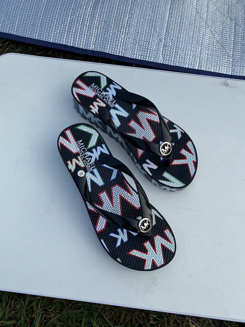 Michael Kors Signature Logo Flip Flops · SOSO — תמונה 10