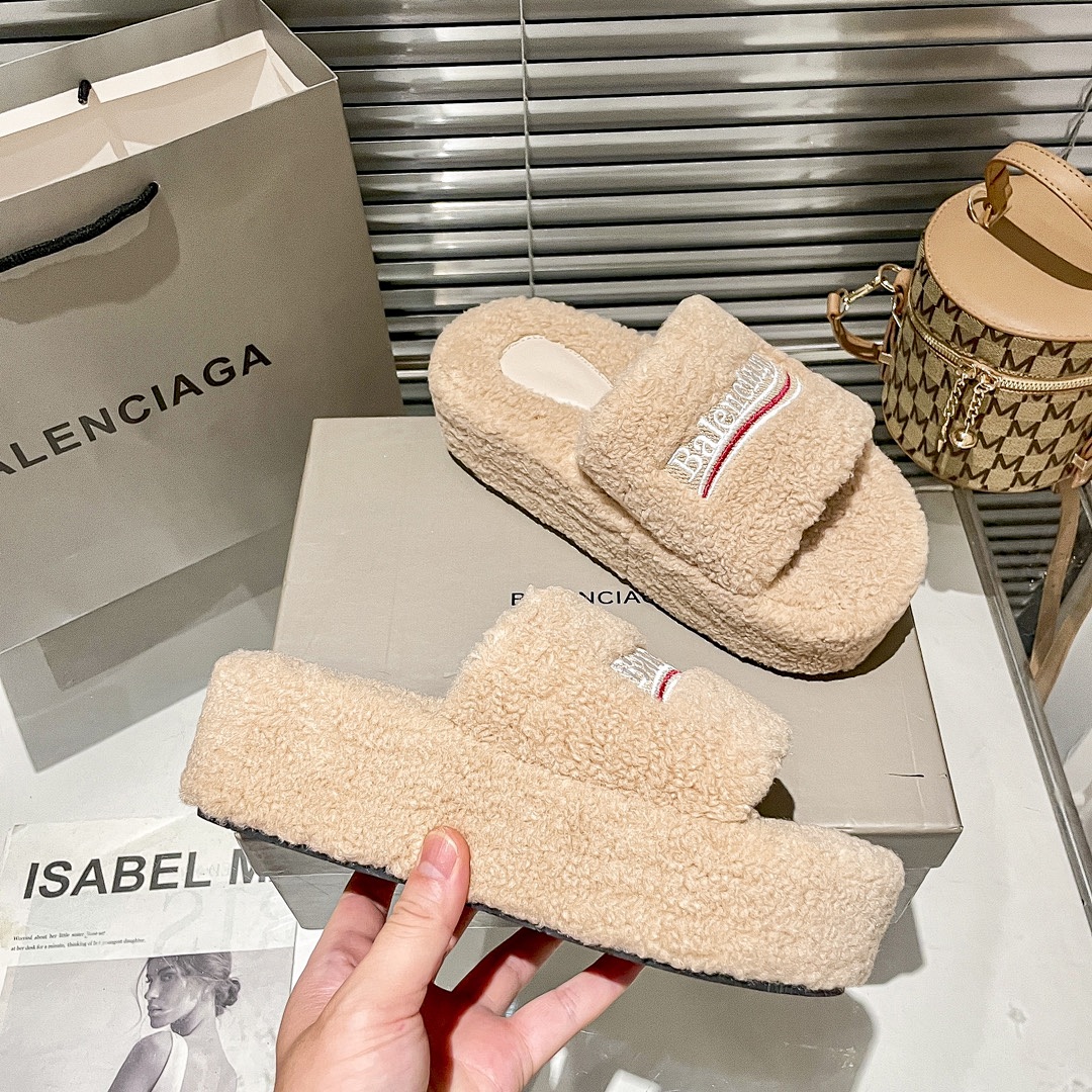 Balenciaga Furry Slides · Y25B — תמונה 8