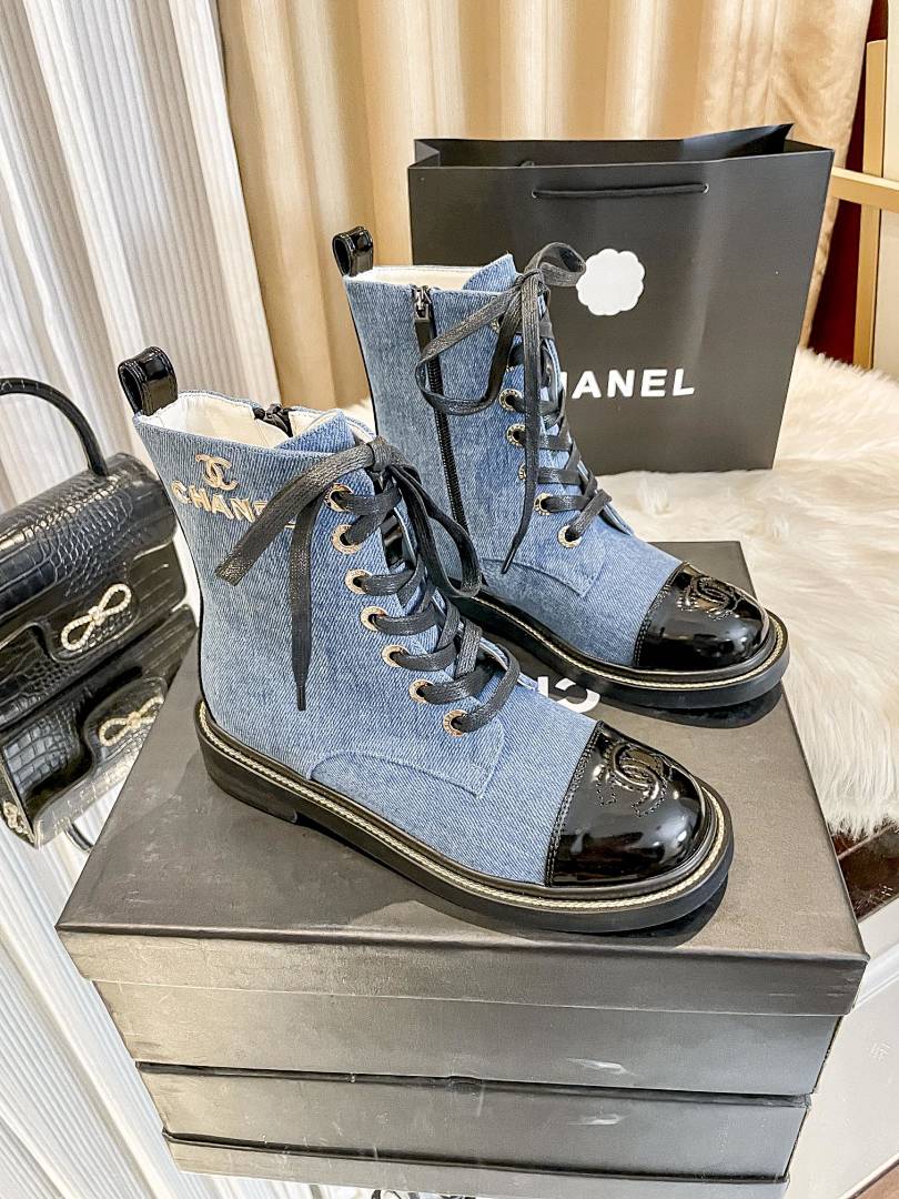 Chanel Quilted Lace Up Combat Boots · Y109C