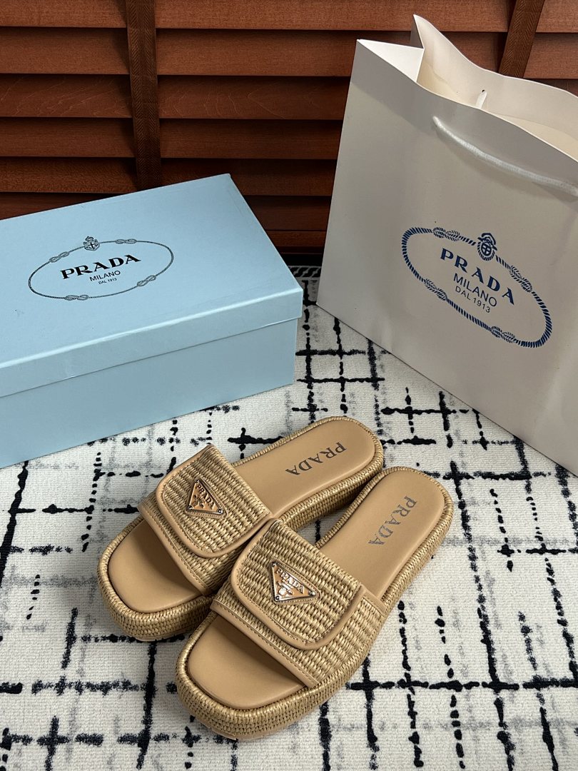 Prada Triangle Logo Slide Sandal · G18P — תמונה 9