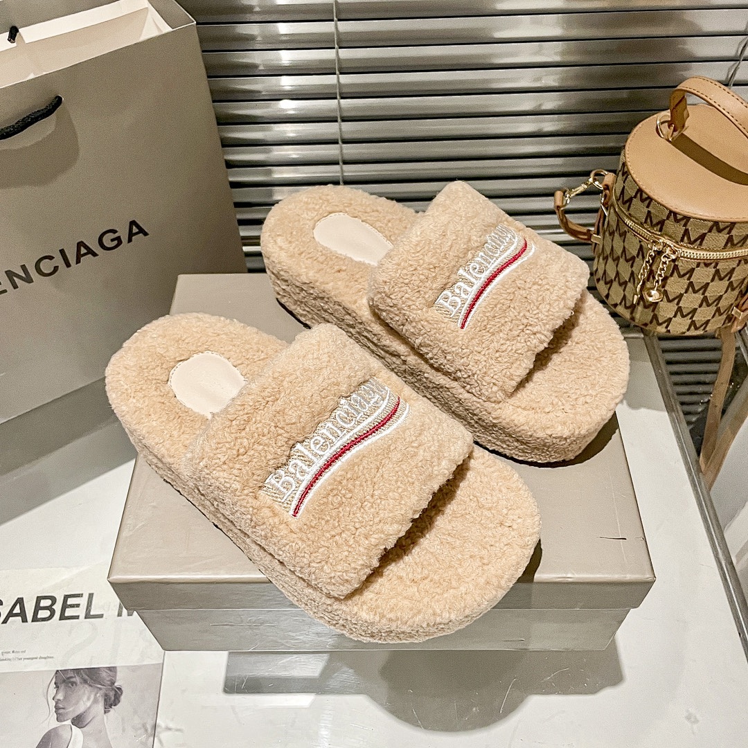 Balenciaga Furry Slides · Y25B — תמונה 5