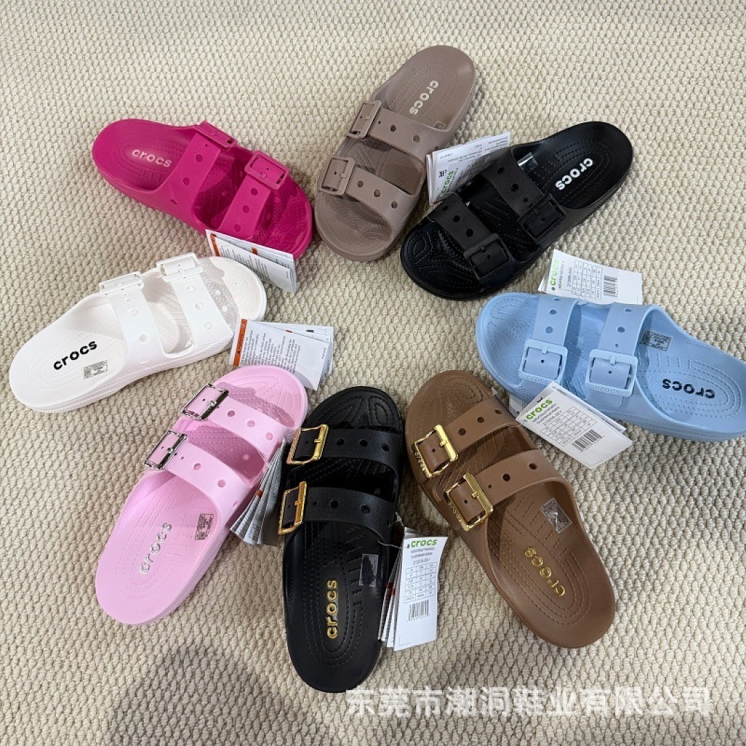 Crocs Saturday Metallic Buckle Sandal · JSSQ6 — תמונה 3