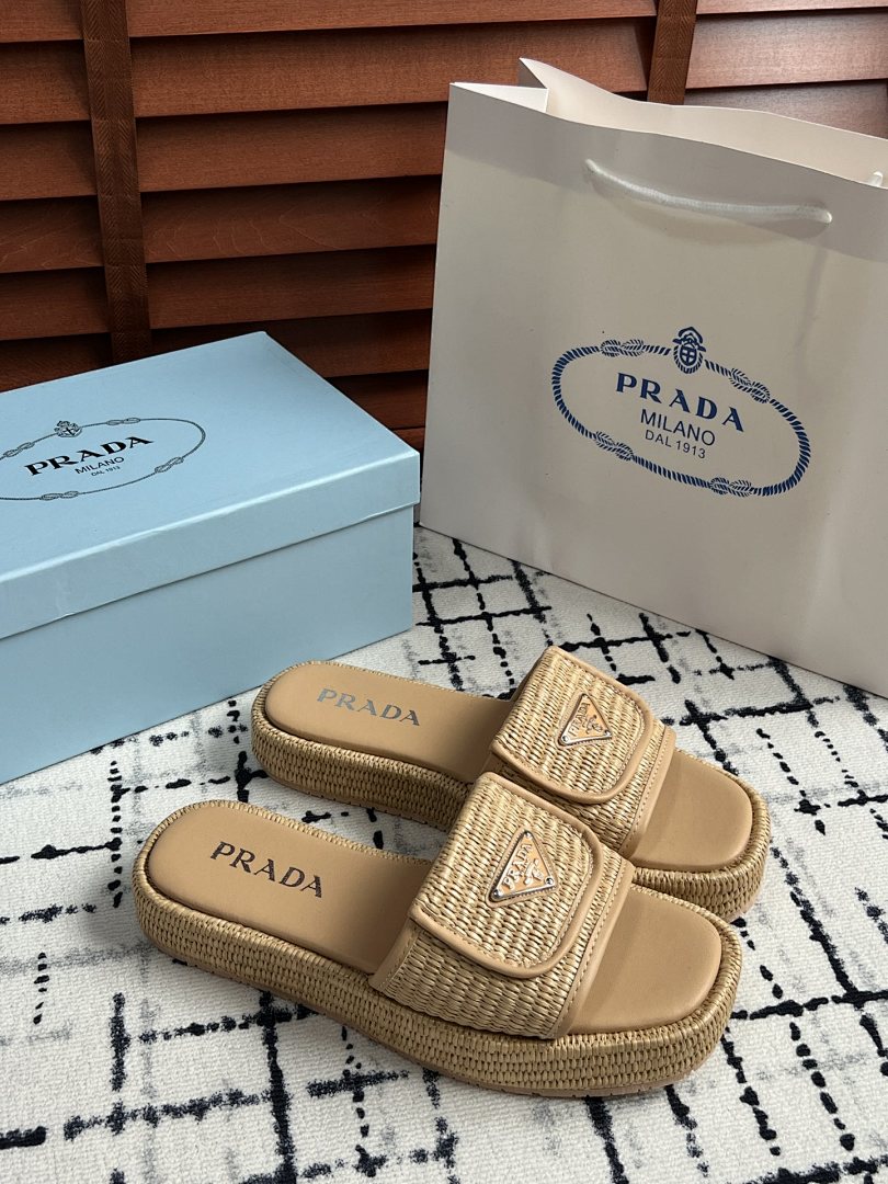 Prada Triangle Logo Slide Sandal · G18P — תמונה 10