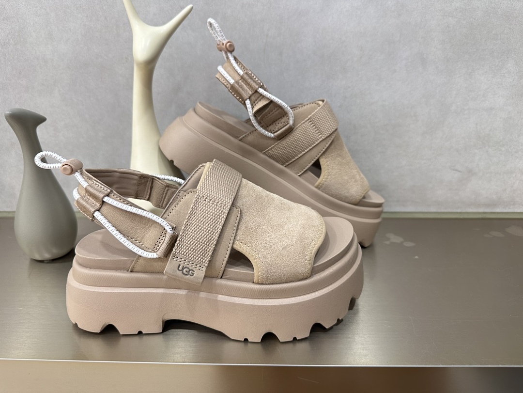 UGG — סנדלים · J6U9