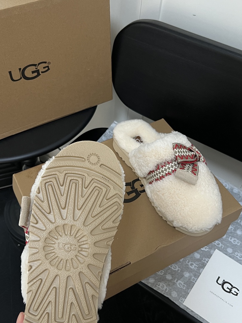 UGG — סנדלים וכפכפים · M60G — תמונה 5
