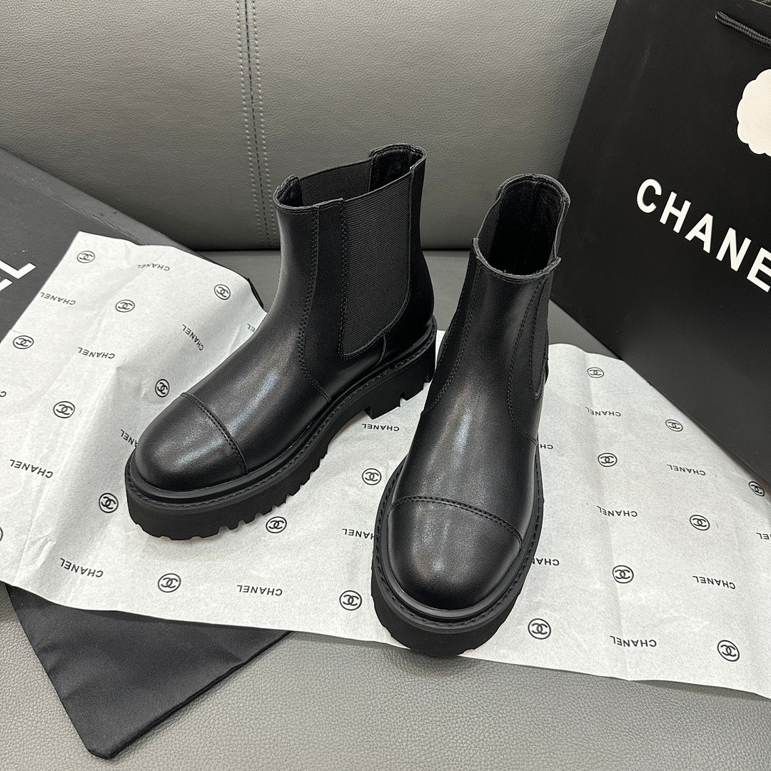 Chanel Calfskin Cap Toe CC Short · Y52B — תמונה 3