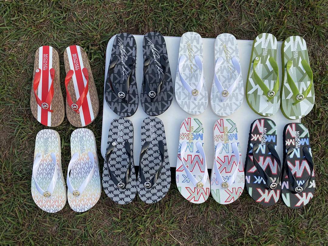 Michael Kors Signature Logo Flip Flops · SOSO — תמונה 3