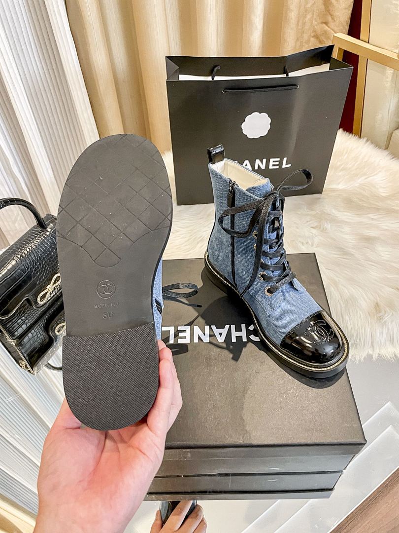 Chanel Quilted Lace Up Combat Boots · Y109C — תמונה 9