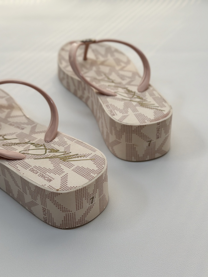 Michael Kors Bedford Signature Logo Flip Flop · F21D — תמונה 8