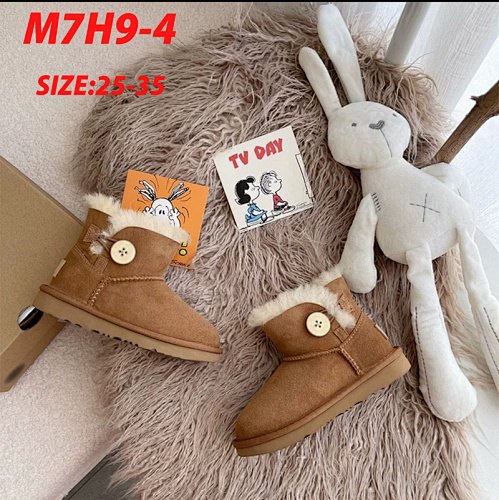 UGG Mini Bailey Button · M7H9