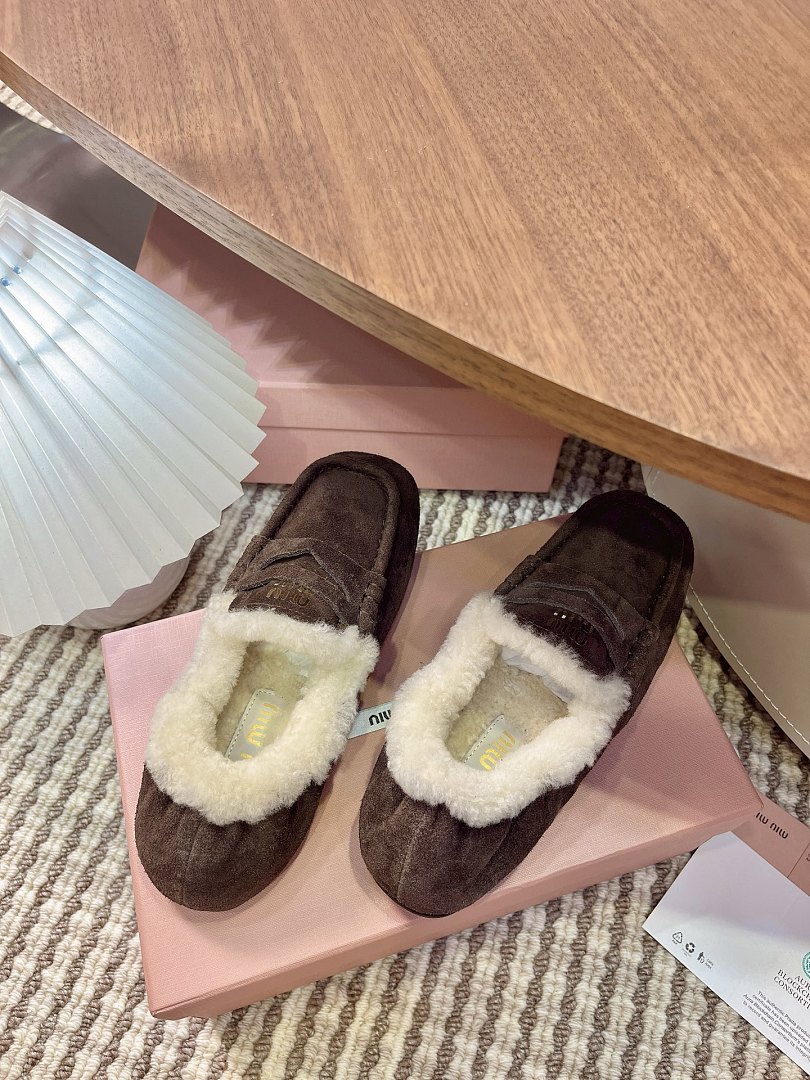 Miu Miu Ruches Shearling-Lined Suede Penny Loafers · X3Q8 — תמונה 6