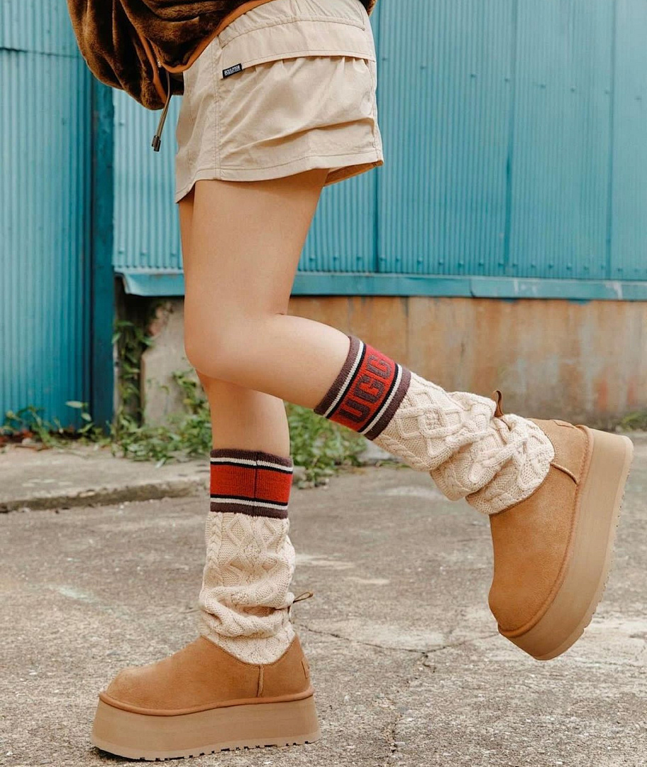 UGG Classic Sweater Letter Boot · Y82G — תמונה 4
