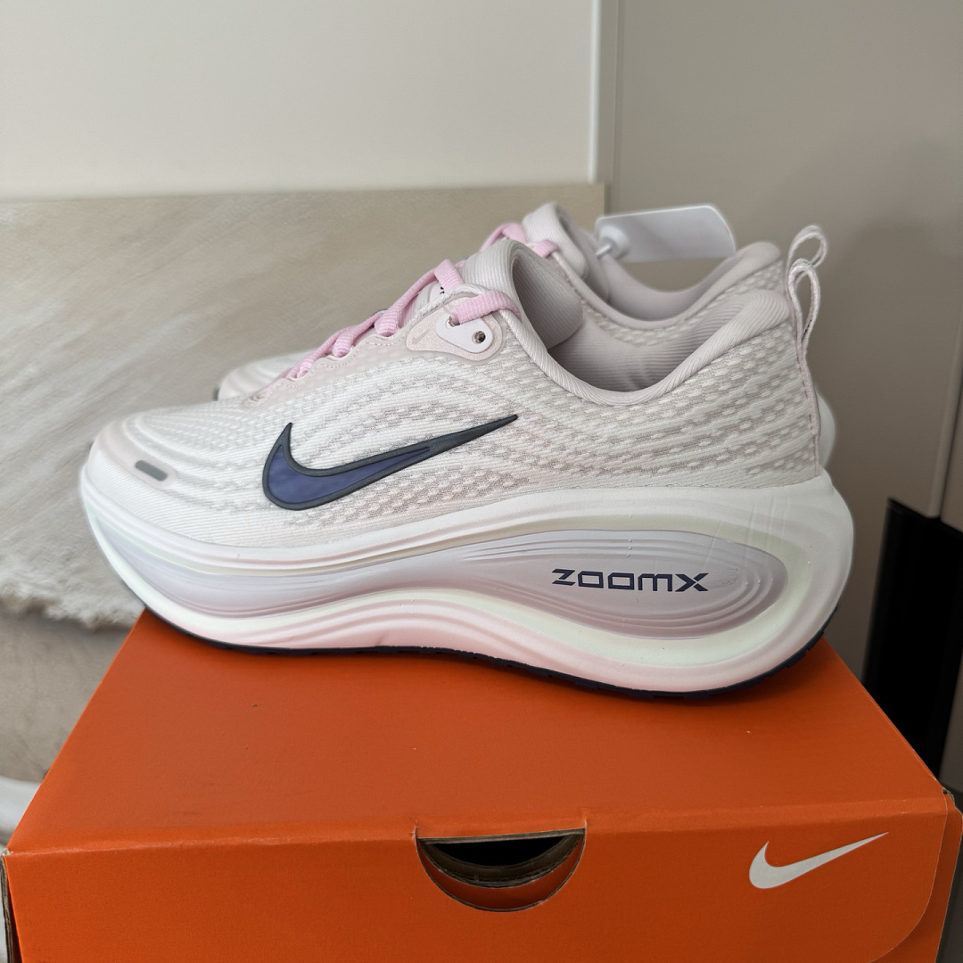 Nike Vomero Plus · YU85K — תמונה 24